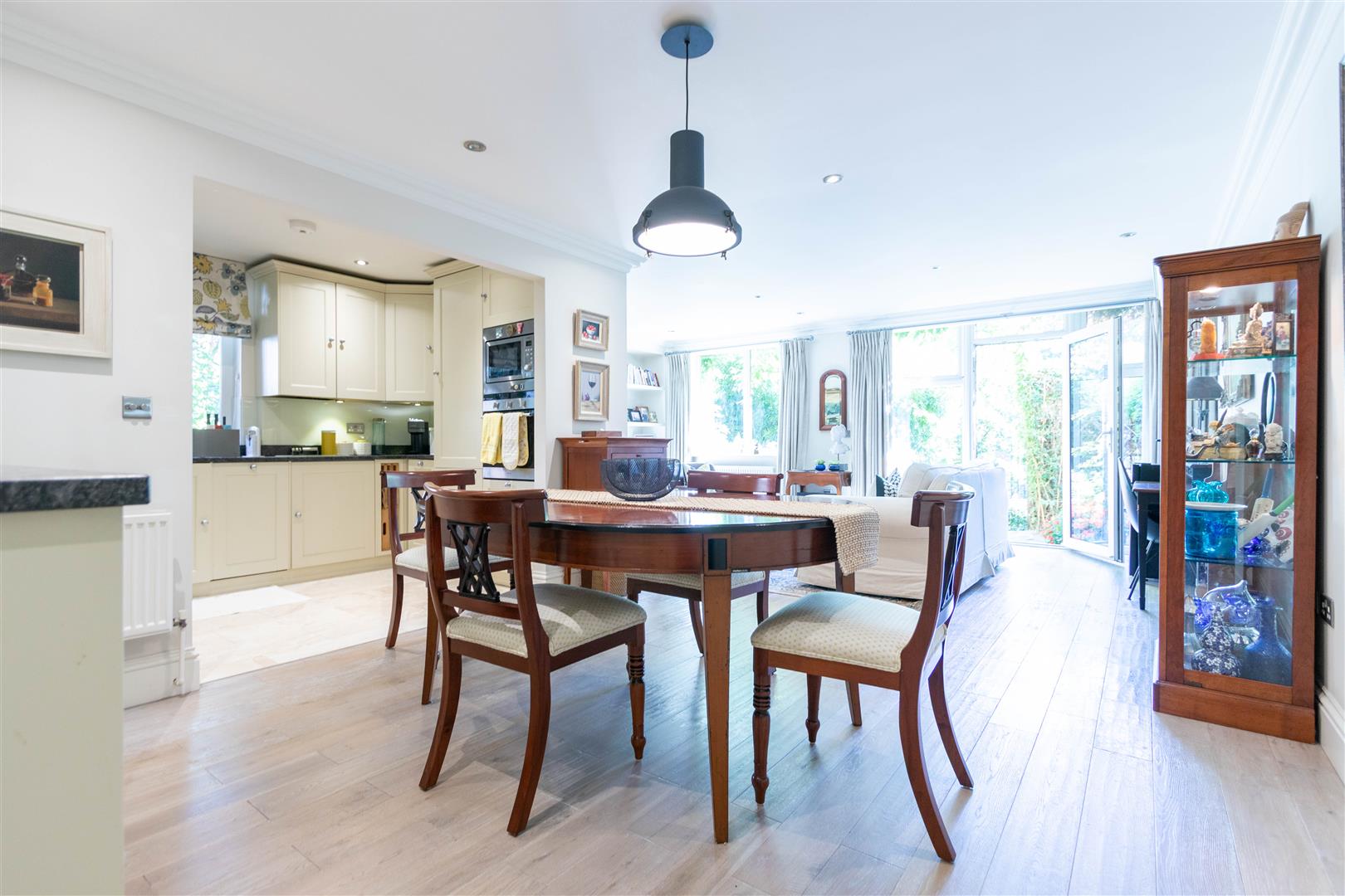 2 bed property in Regent Court, St John's Wood